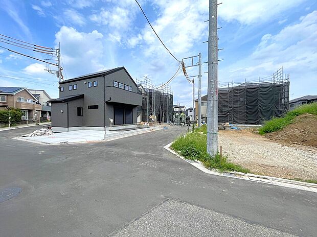 【前面道路含む現地写真】5号棟 住宅ローンに関してもお任せ下さい♪
〇頭金、自己資金無しでも購入できます
〇マイカーローン、カードローンを住宅ローンでおまとめ可
〇家具、家電、引っ越し費用も借入可
〇勤続年数1年未満可