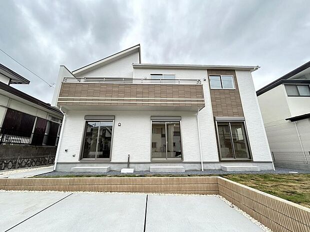 【現地外観写真】資料送付・ご見学即対応！建物完成しておりますので、室内ご内覧いただけます♪ご不明点等、スタッフがしっかりと説明させていただきますので、安心して現地をご覧ください♪
