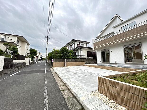 【前面道路含む現地写真】周辺は静かで落ち着いた住宅街。車通りも少ないため、小さなお子様との暮らしにも安心です♪