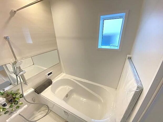 【浴室】窓を開けて自然換気ができるのはもちろん、雨の日や夜間は浴室乾燥機が大活躍。花粉や梅雨の時期でも、衣類をふっくら清潔に乾かせる家事ラク仕様です。