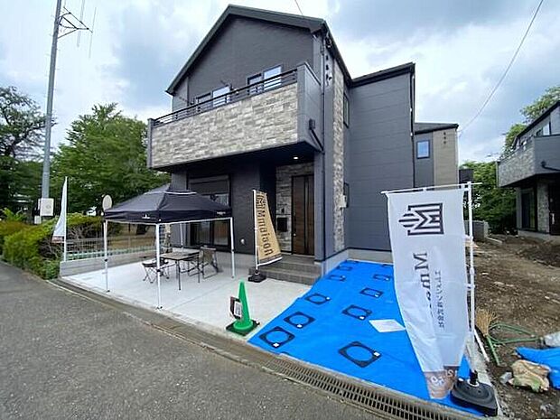 【駐車場】１号棟　駐車場が敷地内にあるため、日々の移動がスムーズです。駐車場代や駐車場探しの手間が省けるため、経済的！！公共交通機関が充実していない地域でも、車での移動が快適です。