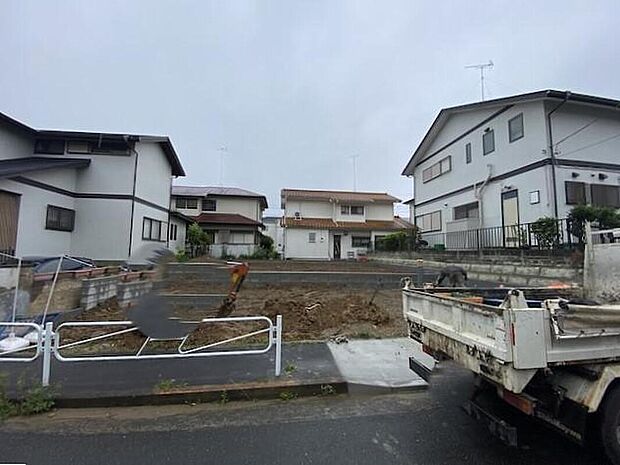 【現地外観写真】この街で暮らしたくなる魅力が満載。利便性と自然、周辺環境の心地よさは写真や文章では伝えきれません。日々の動線や採光、周辺施設との距離感まで、ぜひ現地でご体感ください。