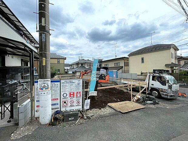 【前面道路含む現地写真】静かな生活道路に面した、安心の住まい。車の往来が少なく、小さなお子さまがいるご家族にも優しい、穏やかな環境が整っています。