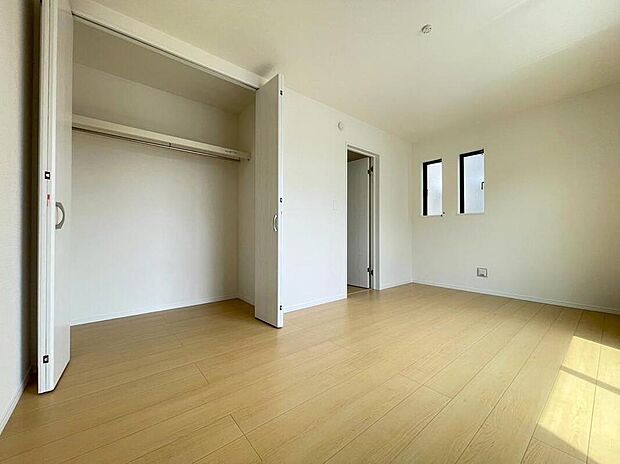 【リビング以外の居室】C号棟:たっぷり収納出来るクローゼット付のお部屋は、シンプルで使い勝手のいい間取りです。