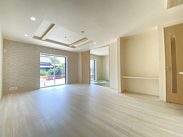 【リビング】大きな窓のあるリビングは、陽光あふれる明るい空間です。居心地良く、ご家族皆がゆったり寛げる憩いの空間となりそうです。