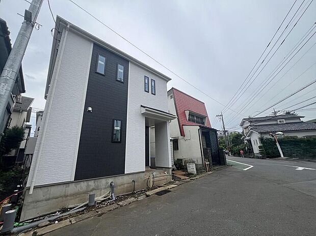 【現地外観写真】（A号棟）
飯田グループホールディングス直営のホームトレードセンター社員が親切丁寧にご案内いたします。見学予約や資料請求など、お気軽にお問い合わせくださいませ♪