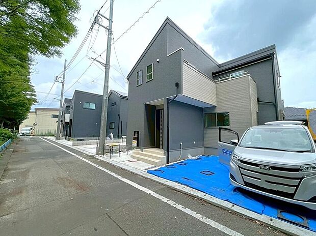 【前面道路含む現地写真】5号棟
周辺は交通量の少ない生活道路なので小さなお子様がいても安心です