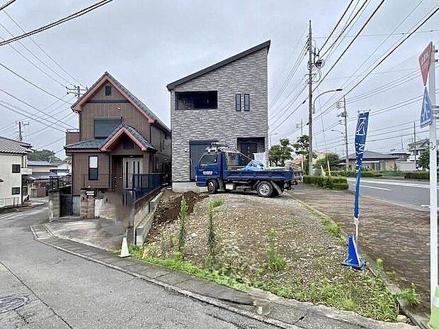 【駐車場】ご夫婦で車を所有できるようカースペース2台分を確保しました。空いたスペースにはお子様の自転車なども停めていただくことができます。