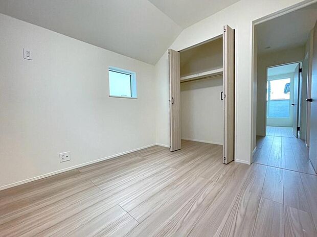 【リビング以外の居室】☆2号棟☆収納も完備しているので、お部屋は美しい空間を保てますね！
