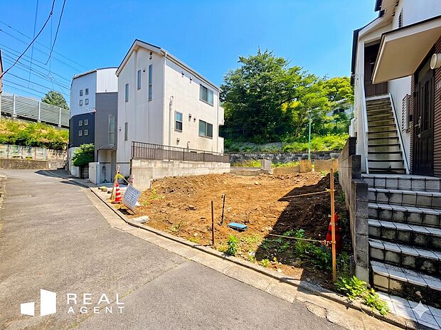 車通りの少ない閑静な住宅街。陽当りや周辺環境、駅までの道のり等実際にご覧ください。