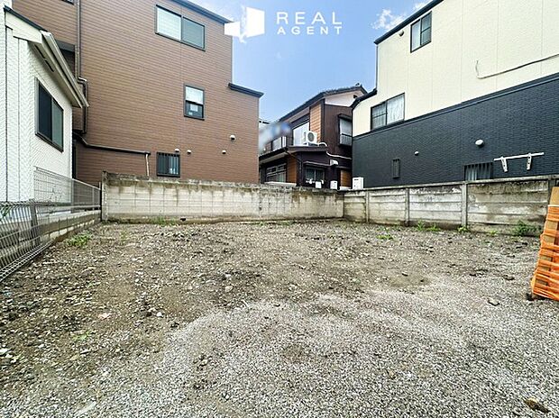 【現地外観】スーパー、コンビニ、ドラックストアなど生活利便施設も充実で、快適な日常を送れます。