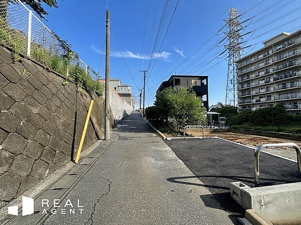 【現地前面道路】不動産をご購入する上で道路付けはとても重要です。
方位も大切ですが、建築基準法上のどの様な道路なのか、しっかりとご説明をさせて頂きます。
