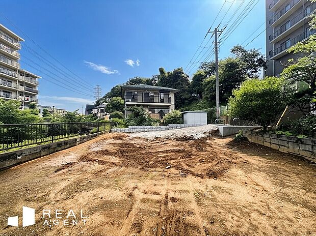 【現地外観】あなたの帰りを待つ家族。家路を急ぐ帰り道までも心が弾む時間になります。帰りたくなる家がここにあります。