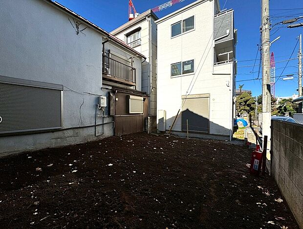 【現地外観】実際に現地を見ないとわからないことが沢山あります。周辺環境や駅までの道のり等ゆっくりとご確認ください。モデルルームやショールームも是非ご覧ください。