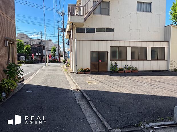 【現地前面道路】車通りの少ない閑静な住宅街。陽当りや周辺環境、駅までの道のり等実際にご覧ください。