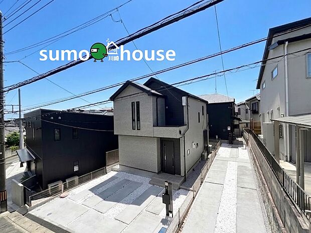落ち着いたモノトーンの配色がお洒落なモダン邸宅。周囲に高い建物がなく、心地よい青空と開放感を身近に感じられる好立地です。複数台駐車可能な広々としたカースペースは、来客時や荷物の出し入れにも大変便利です
