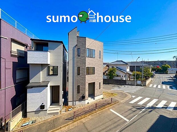 青空に映えるスタイリッシュな佇まいの新築分譲住宅！開放感あふれる角地＆前面道路も広々としており、車の出し入れや歩行もスムーズです。落ち着いたきれいな街並みの中で、心地よい新生活をスタートできます。
