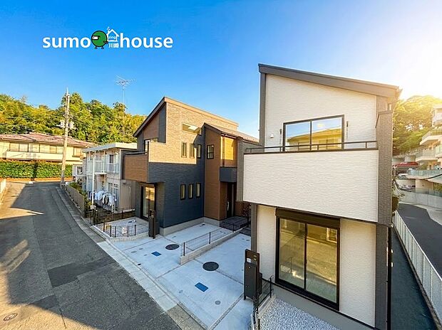 片流れ屋根やツートンカラーが目を惹くお洒落なデザイナーズ住宅。周辺の落ち着いた住環境や緑に美しく映える佇まいです。デザイン性はもちろん、開放感のある立地にもこだわりたい方に最適な住まいです。