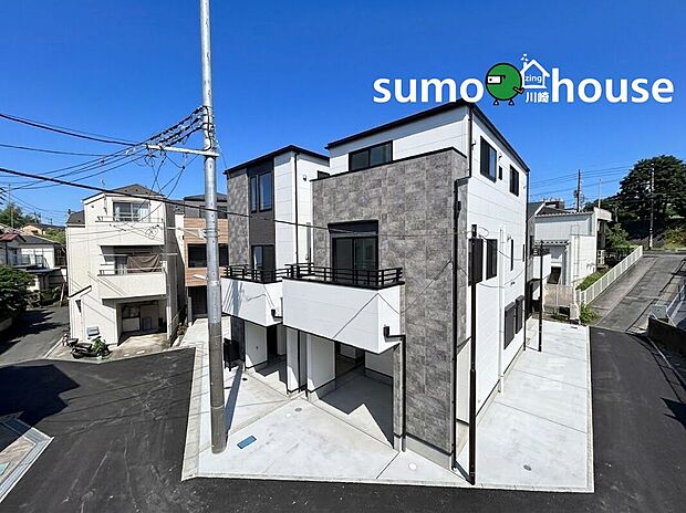 角地のような開放感あふれる敷地配置。シャープなルーフラインと石目調のアクセントが美しい、都会的なデザインの邸宅です。広々とした前面スペースが、日々の暮らしにゆとりをもたらします。