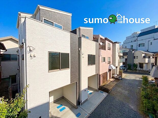 シャープな屋根のラインと質感豊かなツートンカラーが洗練された印象を与えるモダン邸宅。前面の駐車スペースはすっきりと舗装されており、お車の出し入れもスムーズ。採光にも配慮された機能的なデザインです。