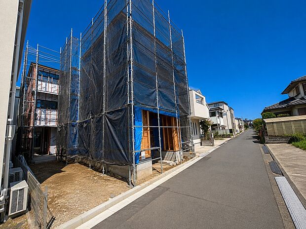 現在、丁寧に建築が進んでおります。完成前ですが、実際の敷地の広さや周辺環境、日当たりなどを現地で直接ご体感いただけます。マイホームが形になっていくワクワク感を、ぜひご自身の目でお確かめください。
