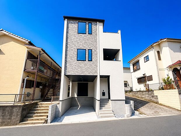 施工例の為、分譲中の建物とは外壁、屋根開口部等の形状・仕様が異なります。
