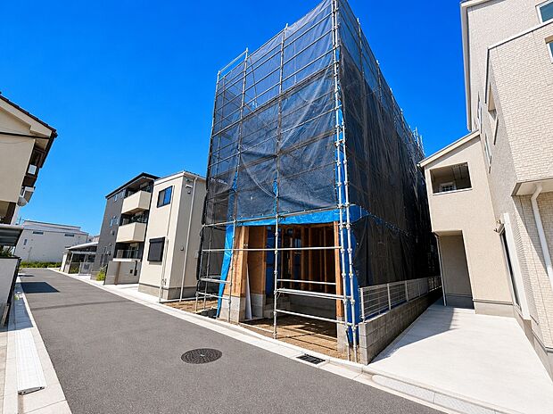 閑静な住宅街に誕生する新築分譲住宅です。前面道路は幅員にゆとりがあり、お車の出し入れもスムーズに行えます。周辺は落ち着いた雰囲気で、ご家族が安心して快適に暮らせる良好な住環境が整っています。