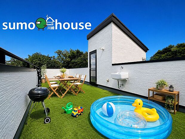 BBQや水遊びも思い切り楽しめる、水栓付きの広々としたルーフバルコニー。(本画像はCGで作成しており、エクステリア等はCGによるイメージです。全て有償で販売価格に含まれません。)