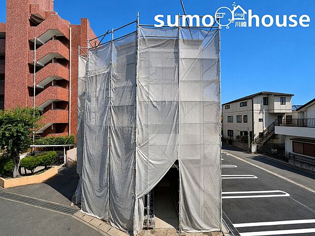現在建築中の物件です。今しか見ることができない丁寧な施工現場や、家の基礎・構造部分までじっくりとご確認いただけます。完成前のこの時期だからこそ、住まいへの安心感と期待感が一層高まります。