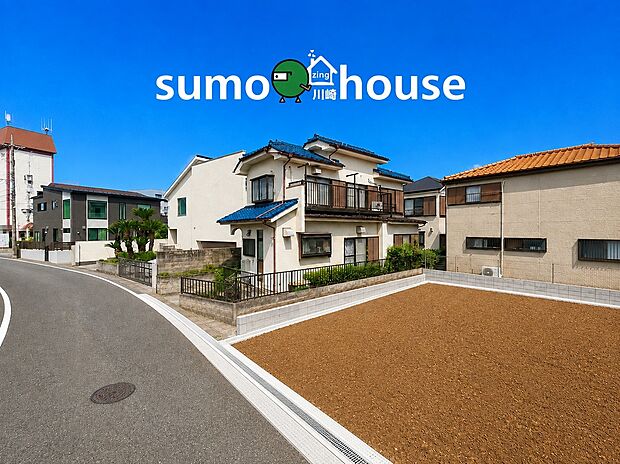 前面道路から見た現地。周辺の街並みと敷地の広がりを一望でき、開放感のある住まいづくりが期待できます。