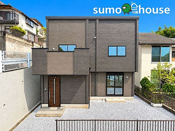 落ち着いたダークカラーで統一された、スタイリッシュで存在感のある外観。シンプルながら洗練されたデザインで、長く愛着を持って暮らせる住まいです。