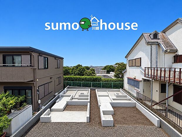 奥には緑と見晴らしの良い景色が広がり、爽やかな風が通り抜ける心地よい立地です。遮るものが少なく、たっぷりの陽光が降り注ぐため、明るく開放感のある理想的なマイホームが叶います。