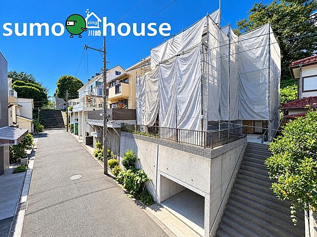 閑静な住宅街に位置する、開放感あふれる高台の住まい。道路から高さを確保した敷地が特徴で、周囲の街並みと緑が調和する穏やかな住環境が魅力です。