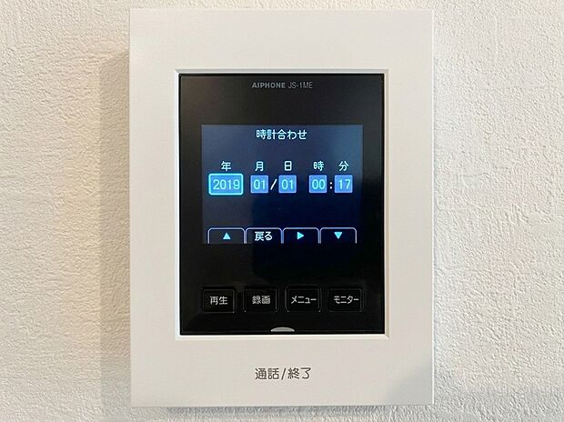 【TVモニター付インターホン】来客者の顔がひと目で確認できるTVモニター付きインターホン!留守中の訪問者も確認できる便利な録画機能を搭載しています。不審者の侵入抑止やセールス対策にも効果的で、ご家族の安心な暮らしを守ります。