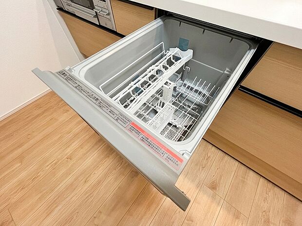 【食洗器】ビルトイン食洗機付きで毎日の家事負担を軽減!手洗いの手間を省き、節水効果も期待できる忙しいご家庭に嬉しい設備です。