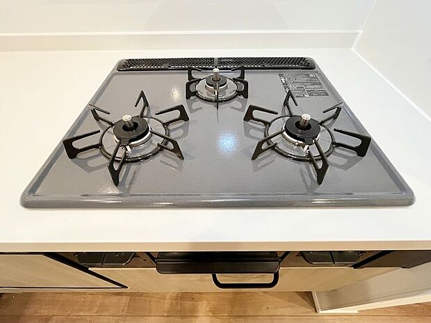 【三口コンロ】お料理の効率が上がる3口ガスコンロ付きキッチン!同時調理がスムーズで、忙しい朝や品数を増やしたい夕食時も時短が叶います。天板はフラットなホーロー調でお手入れしやすく、いつでも綺麗な状態をキープ!