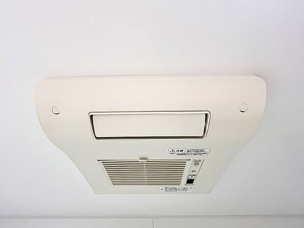 【浴室乾燥機】【雨の日も大活躍の浴室乾燥機】天候や時間、花粉を気にせず、夜間でも安心して洗濯物を干せる乾燥機能を完備。24時間換気で浴室のカビ発生も抑えられます。毎日の洗濯ストレスをグッと軽減してくれる設備です。