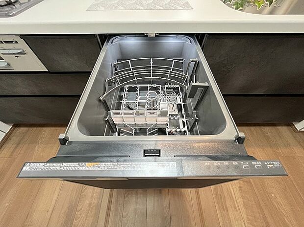 【食洗器】【毎日の後片付けを支える食洗機】庫内が広く、一度にたくさんの食器をまとめて洗浄・乾燥できます。手洗いに比べて節水・節電効果が高く、高温洗浄で油汚れもスッキリ。家事の手間を減らし、心にゆとりを届けます。