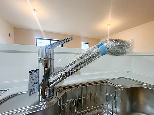 【浄水器】いつでも美味しいお水が使える浄水器内蔵水栓。蛇口一体型のスッキリとしたデザインで手軽に安心・安全な水が使えます。毎日の飲料水やお料理にはもちろん、赤ちゃんのミルク作りなどにも大活躍する設備です。
