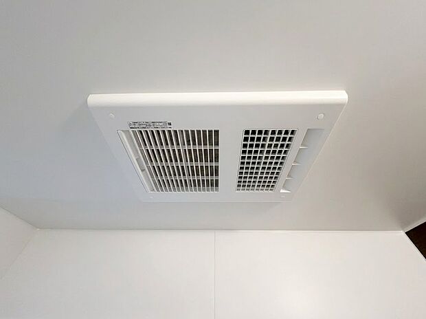 【浴室乾燥機】年中快適に使える多機能システム。衣類乾燥や換気だけでなく、冬場に浴室内を温める暖房機能も完備。ヒートショック対策にもなりシニア世代から小さなお子様まで家族みんなが年中快適に入浴できます。