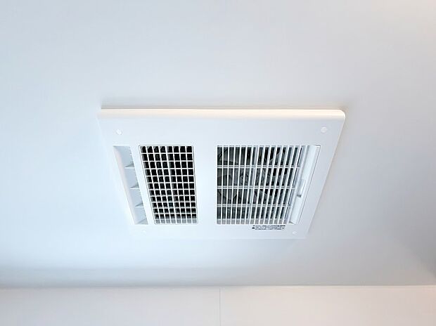 【浴室乾燥機】天候や時間を気にせず洗濯物が干せる浴室換気乾燥暖房機。カビ対策になる乾燥・換気機能に加え、冬場のヒートショックを防ぐ暖房や、夏場を涼しくする涼風機能も搭載。一年中、快適でクリーンな浴室を保ちます。
