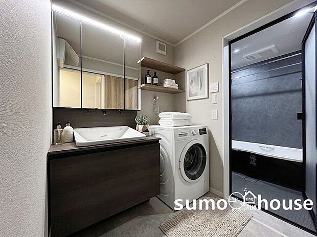 【洗面所】ホテルライクな大型三面鏡化粧台を完備。上部からのライトが手元を明るく照らします。（本画像はCGで作成しており、実際に現地に家具・家電はおかれておりません。また価格に家具・家電は含まれておりません）
