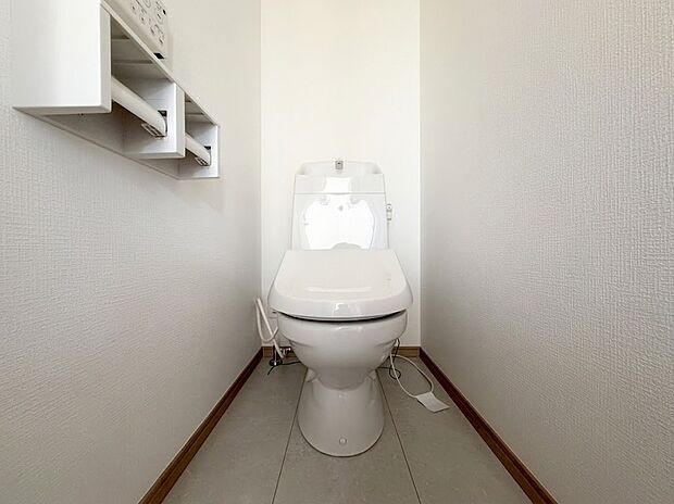 【トイレ】白を基調とした清潔感あふれるモダンなトイレです。温水洗浄便座やスマートなリモコン、便利な2連式ペーパーホルダーなど快適な設備を完備。毎日使う場所だからこそ、心地よさと機能性にこだわった空間です。