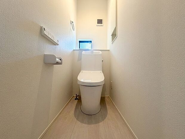【トイレ】白を基調とした清潔感溢れるトイレ空間です。小窓から自然光が入り、明るく換気も良好。温水洗浄便座付きで毎日快適にご使用いただけます。シンプルなデザインで、お好みのインテリアアレンジも楽しめます。