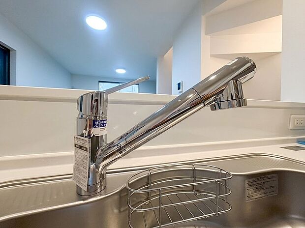【浄水器一体型水栓】場所を取らない浄水機能を一体型のスッキリとした水栓で、手軽に安心・安全な水が使えます。ヘッドを引き出せるシャワータイプなので大きなお鍋への注水もしやすく、シンクのお掃除もしやすいデザインです。