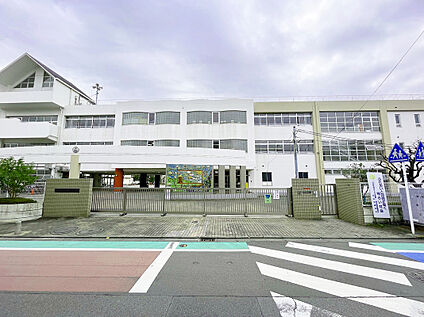 川崎市立西御幸小学校 360m(徒歩5分)