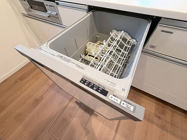 【食洗器】家事の負担をグッと減らしてくれるビルトイン食器洗い乾燥機。食後の面倒な洗い物はお任せ!空いた時間を家族団らんや自分のリラックスタイムに有効活用できる、嬉しい時短設備です。