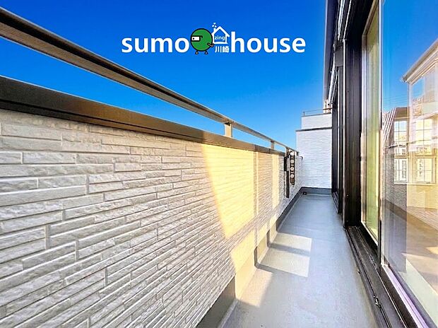 【バルコニー】施工例の為、分譲中の建物とは外壁、屋根開口部等の形状・仕様が異なります。