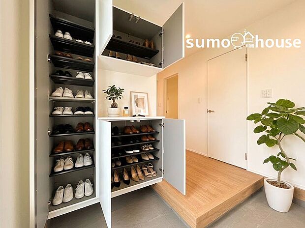 【玄関】家族みんなの靴をすっきり収納できる、大容量シューズボックスを備えた美しい玄関。(本画像はCGで作成しており、実際に現地に家具・家電はおかれておりません。また価格に家具・家電は含まれておりません)