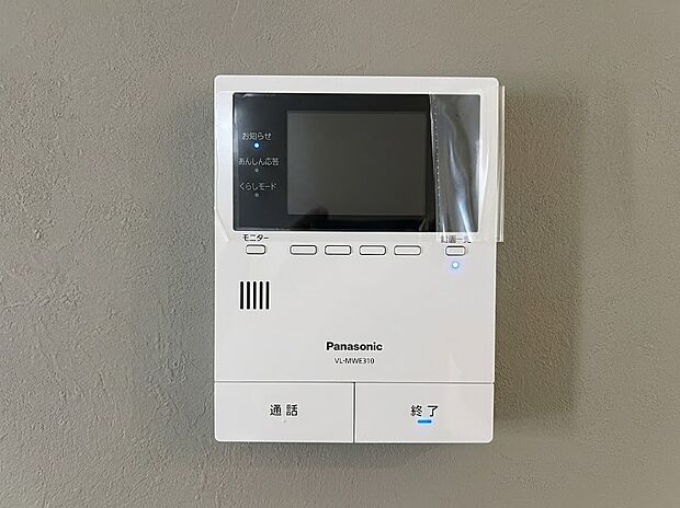 【TVモニター付きインターホン】来客時の顔と姿を室内からしっかり確認できるモニター付きインターホン。不審な訪問者への対応や、お子様のお留守番時にも防犯面で安心です。ワンタッチで通話や終了ができるシンプルな操作性です。